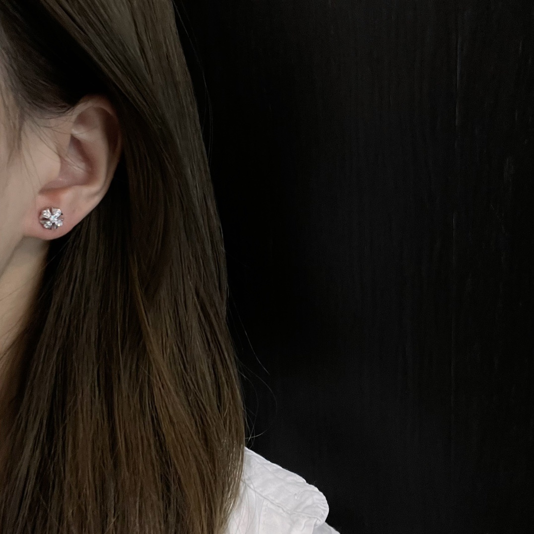 Chrome Hearts（クロム・ハーツ）の白金メッキで全面に石を埋めたクロスフラワーイヤリング