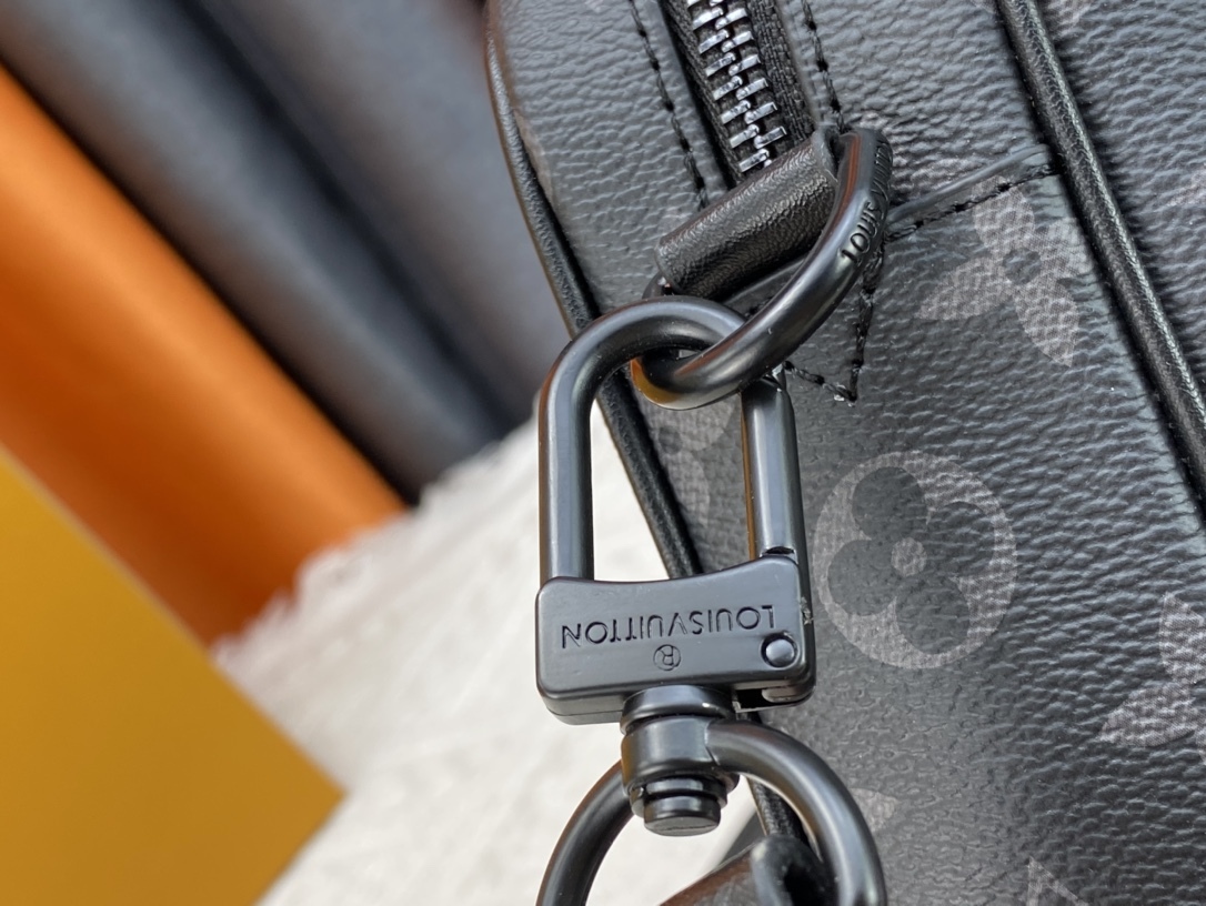 M46795、M23742 の黒いモノグラム柄の Steamer 男性用ポストマンバッグシリーズの魅力の鍵を解き明かす