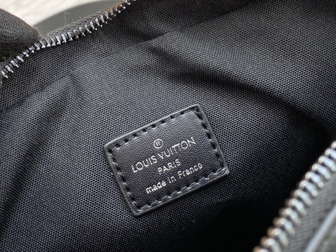 M46795、M23742 の黒いモノグラム柄の Steamer 男性用ポストマンバッグシリーズの魅力の鍵を解き明かす