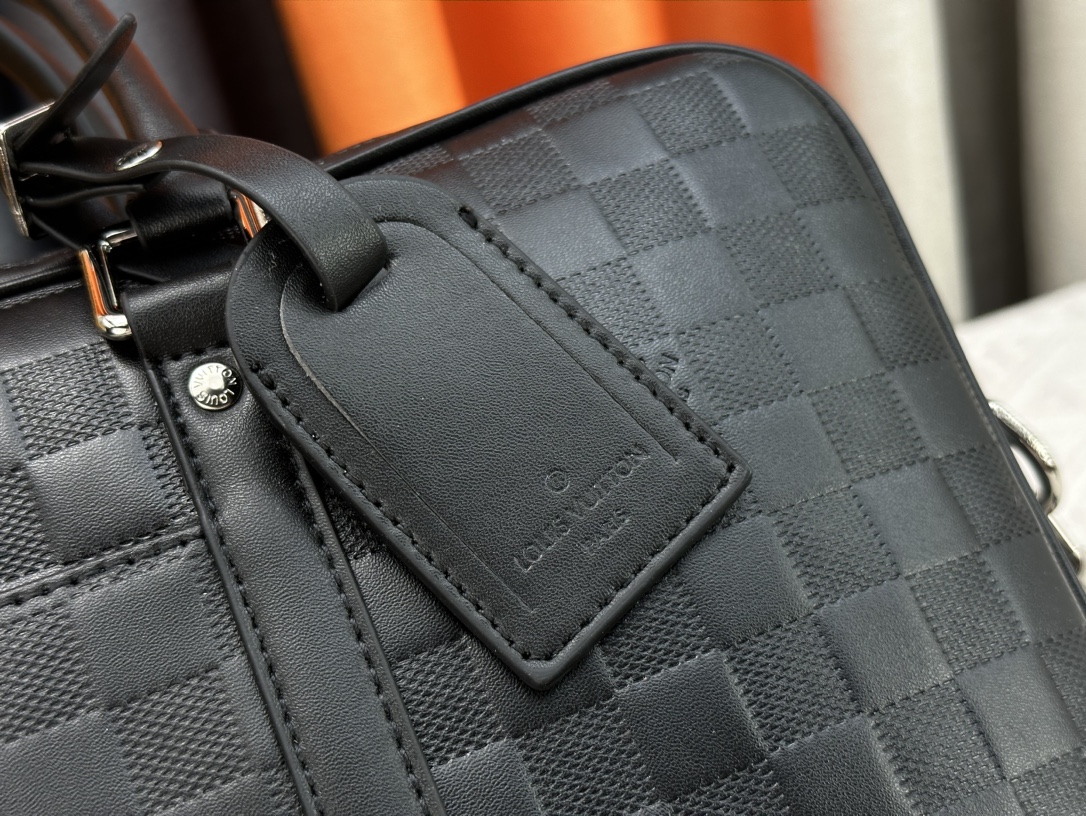 ルイヴィトンのこの男性用ビジネスバッグシリーズは、多様なデザインと素材を備え、ビジネスシーンや日常の出かけにも適したアイテムです。