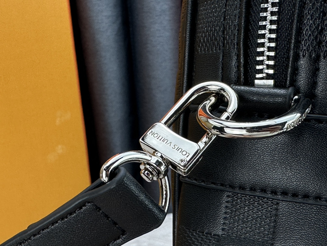 ルイヴィトンのこの男性用ビジネスバッグシリーズは、多様なデザインと素材を備え、ビジネスシーンや日常の出かけにも適したアイテムです。