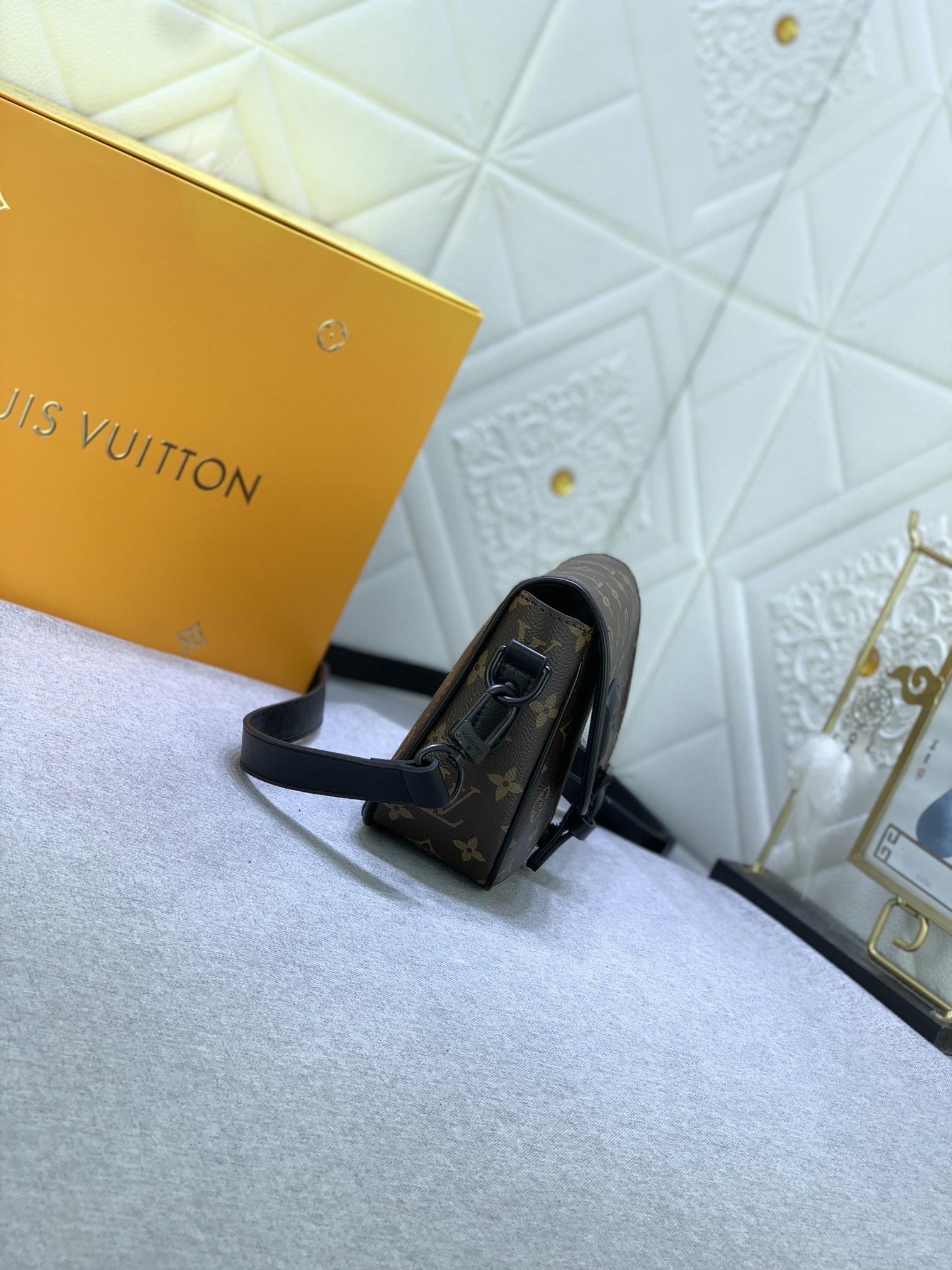 M47060 の老花（モノグラム）と圧花のメンズポストバッグシリーズ、MONTSOURIS の小サイズ