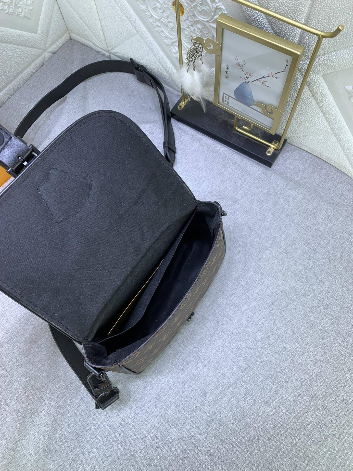 M47060 の老花（モノグラム）と圧花のメンズポストバッグシリーズ、MONTSOURIS の小サイズ