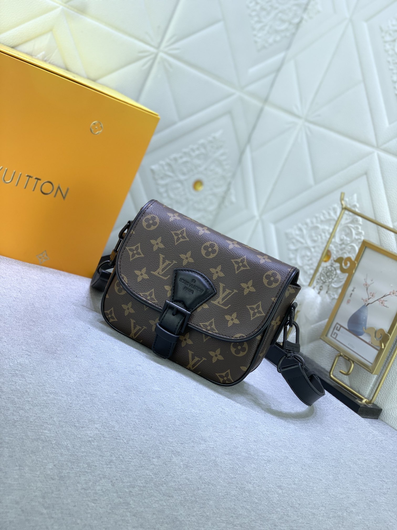 M47060 の老花（モノグラム）と圧花のメンズポストバッグシリーズ、MONTSOURIS の小サイズ