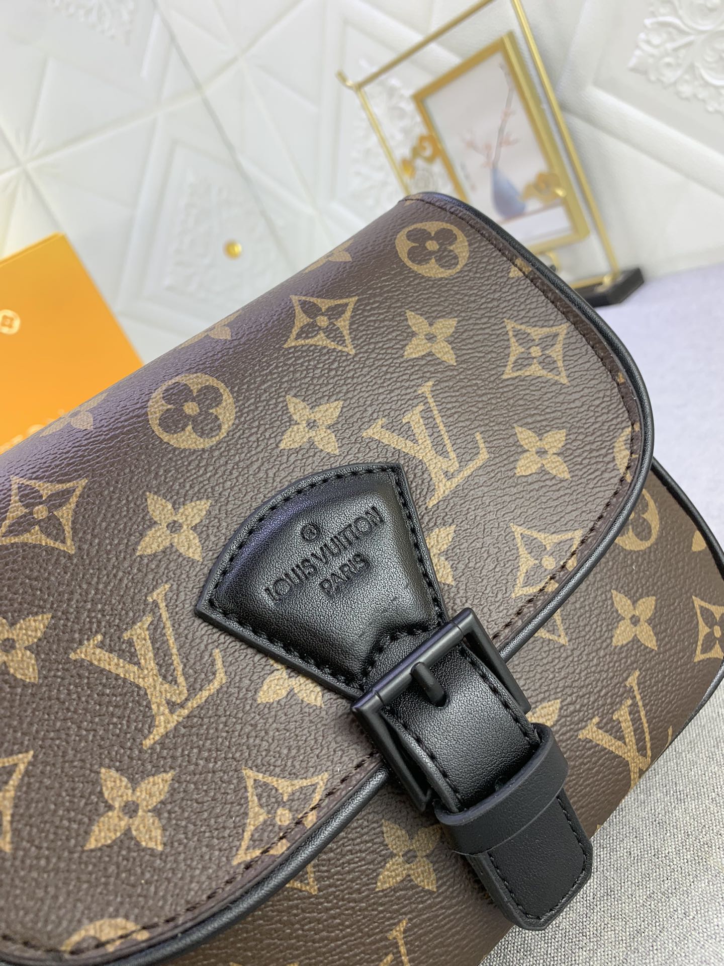 M47060 の老花（モノグラム）と圧花のメンズポストバッグシリーズ、MONTSOURIS の小サイズ