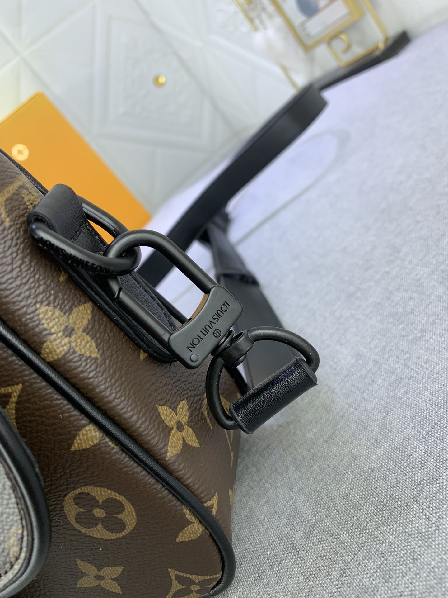 M47060 の老花（モノグラム）と圧花のメンズポストバッグシリーズ、MONTSOURIS の小サイズ