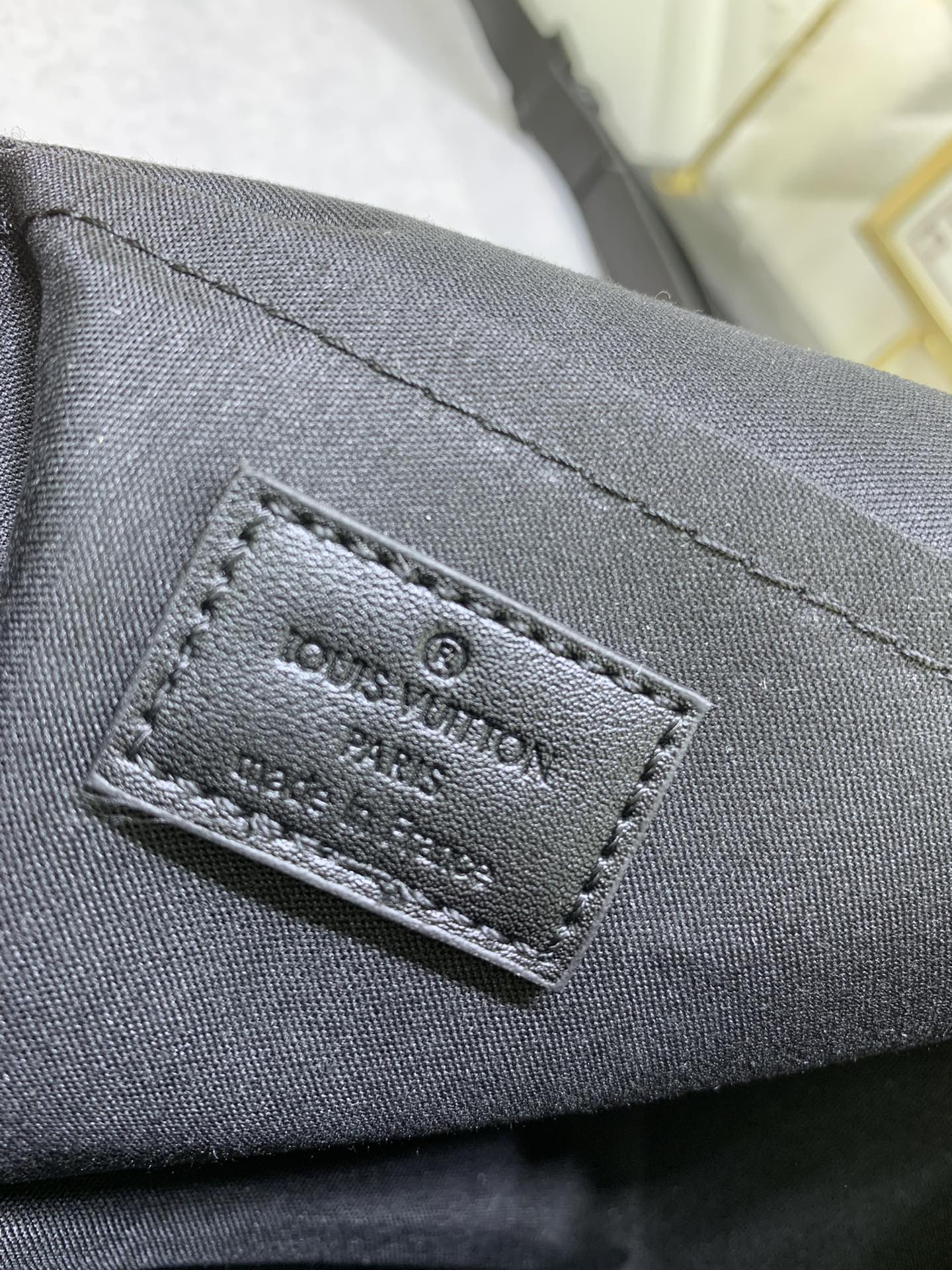 M47060 の老花（モノグラム）と圧花のメンズポストバッグシリーズ、MONTSOURIS の小サイズ