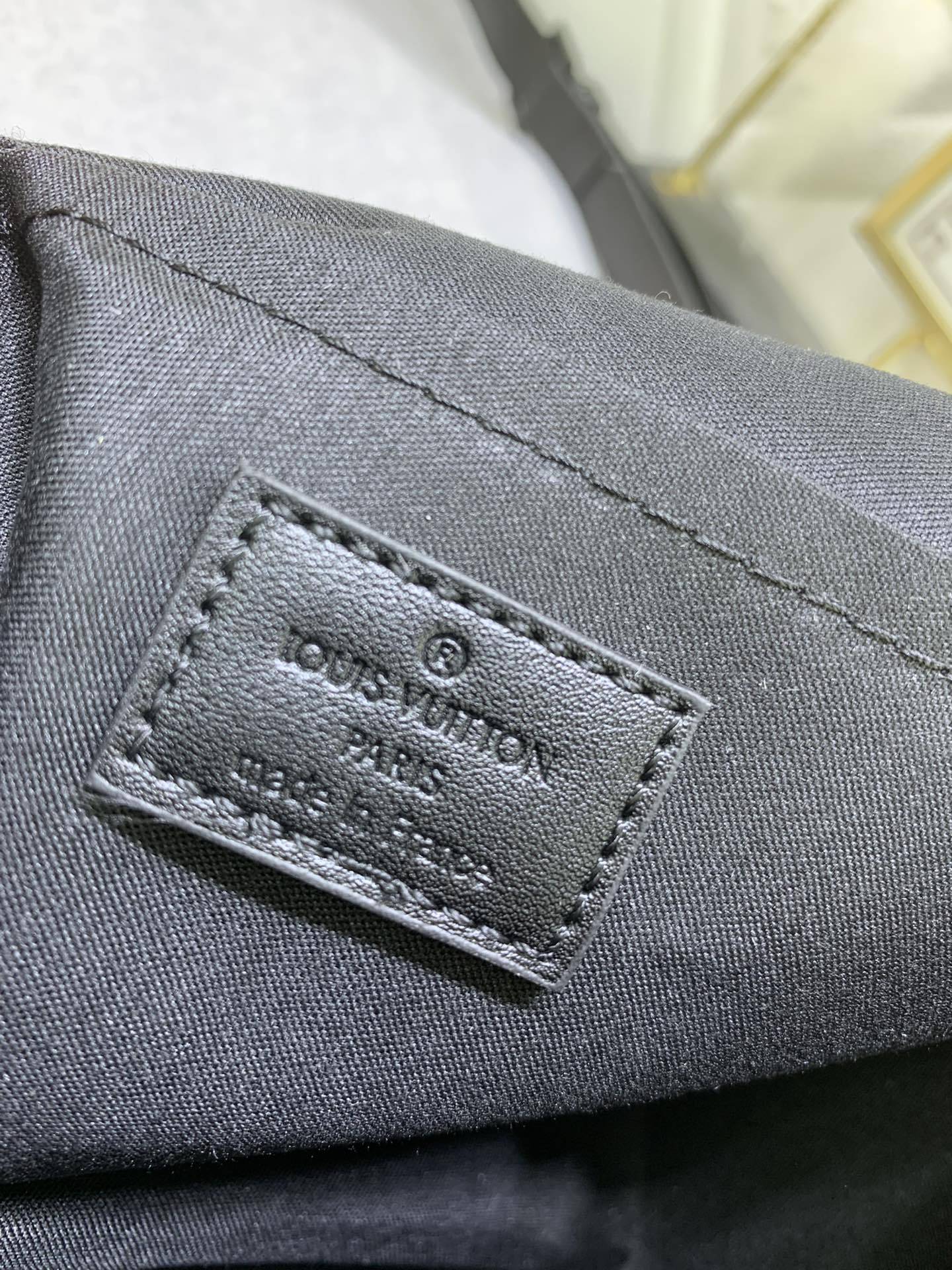 M47060 の老花（モノグラム）と圧花のメンズポストバッグシリーズ、MONTSOURIS の小サイズ