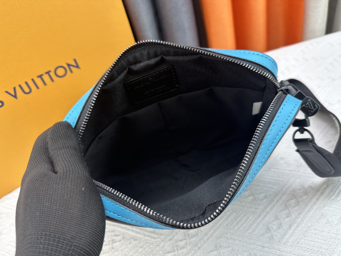 このルイヴィトンの男性用ポストマンバッグ 3 点セットシリーズは、P130、M69443、M11648 及び 11645 新版本のアイテムから構成されており、魅力的なデザインと機能性を備えています。