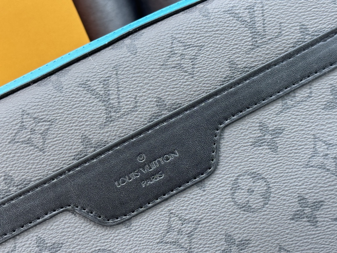 このルイヴィトンの男性用ポストマンバッグ 3 点セットシリーズは、P130、M69443、M11648 及び 11645 新版本のアイテムから構成されており、魅力的なデザインと機能性を備えています。