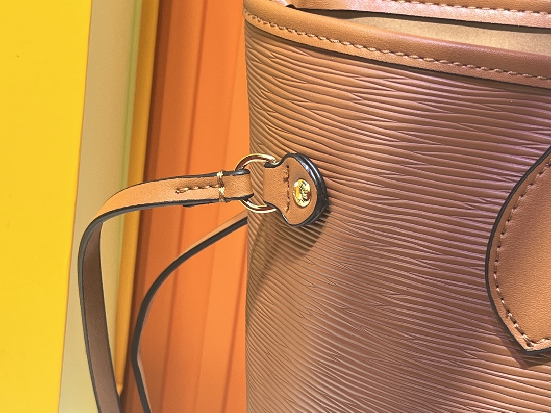 M12755、M12195の水玉波模様で、黒色、ブラウン、緑色、赤色があります。M40995のEpiレザーによって、Neverfullのミッドサイズのハンドバッグが作られています。 