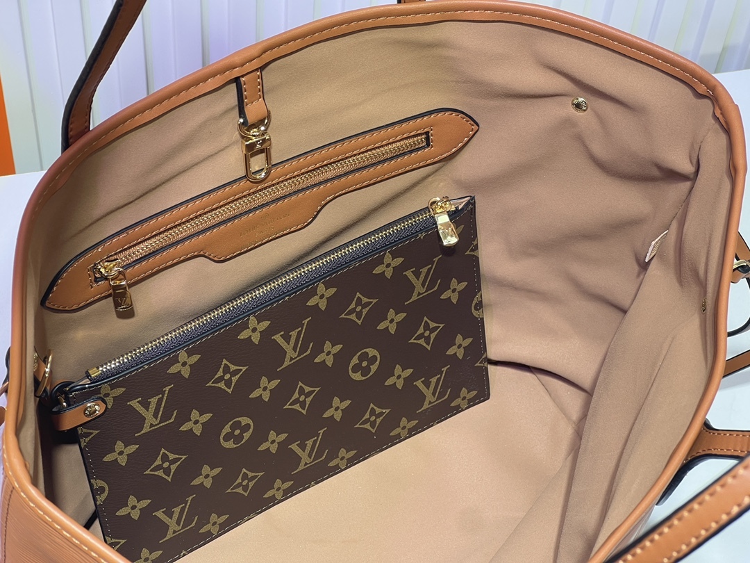 M12755、M12195の水玉波模様で、黒色、ブラウン、緑色、赤色があります。M40995のEpiレザーによって、Neverfullのミッドサイズのハンドバッグが作られています。 