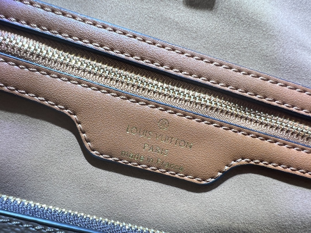 M12755、M12195の水玉波模様で、黒色、ブラウン、緑色、赤色があります。M40995のEpiレザーによって、Neverfullのミッドサイズのハンドバッグが作られています。 