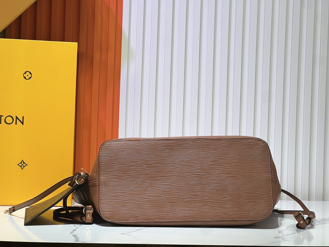 M12755、M12195の水玉波模様で、黒色、ブラウン、緑色、赤色があります。M40995のEpiレザーによって、Neverfullのミッドサイズのハンドバッグが作られています。 