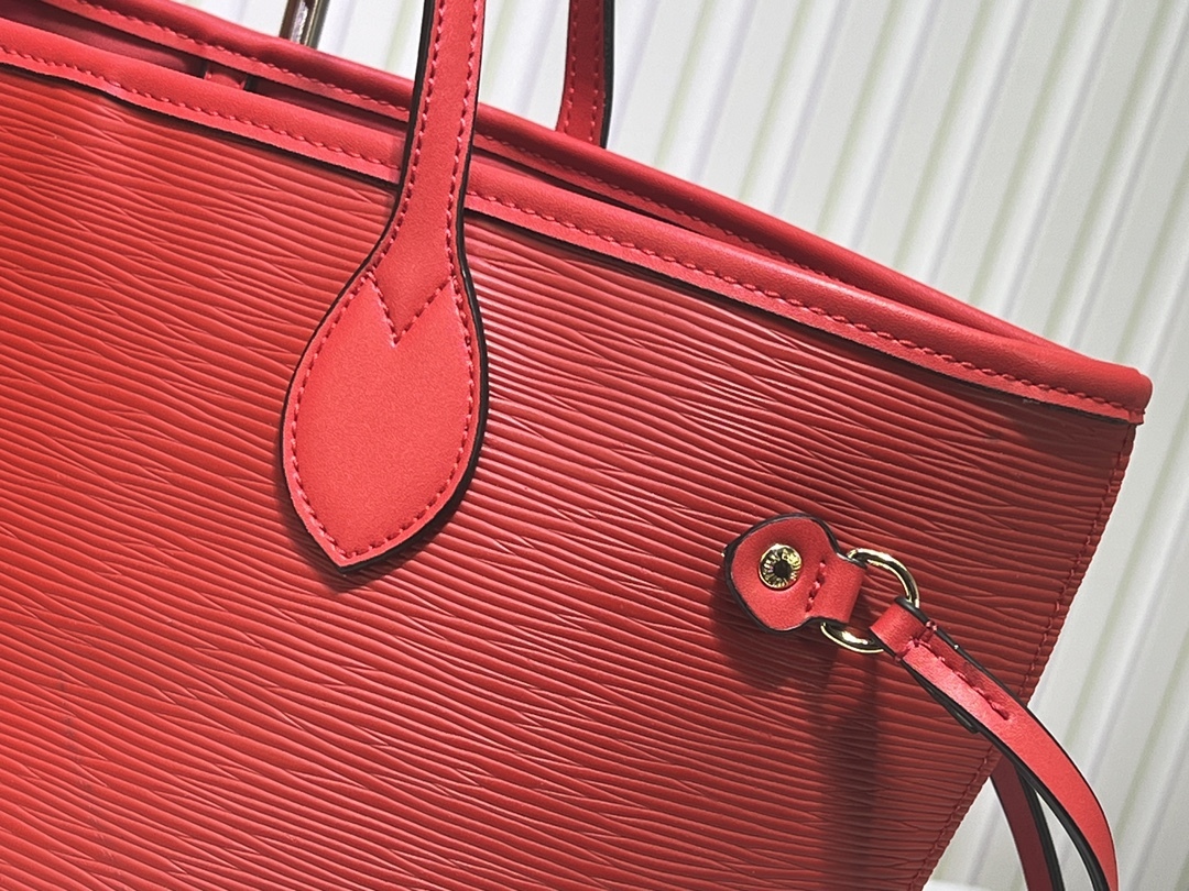 M12755、M12195の水玉波模様で、黒色、ブラウン、緑色、赤色の色展開があります。M40995のEpiレザーを用いたNeverfullのミッドサイズハンドバッグです。 