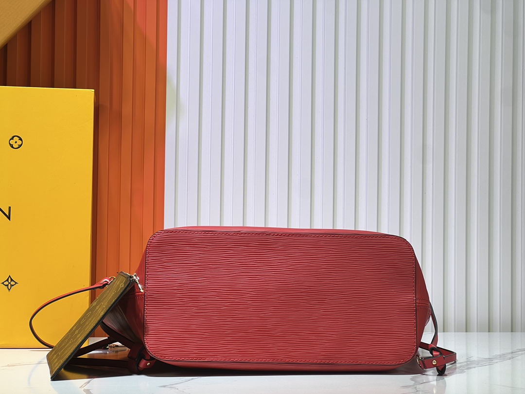 M12755、M12195の水玉波模様で、黒色、ブラウン、緑色、赤色の色展開があります。M40995のEpiレザーを用いたNeverfullのミッドサイズハンドバッグです。 