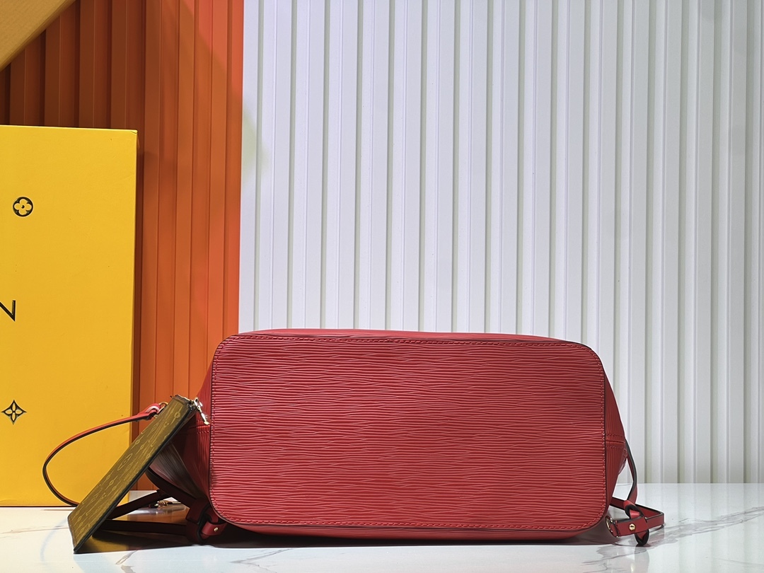 M12755、M12195の水玉波模様で、黒色、ブラウン、緑色、赤色の色展開があります。M40995のEpiレザーを用いたNeverfullのミッドサイズハンドバッグです。 