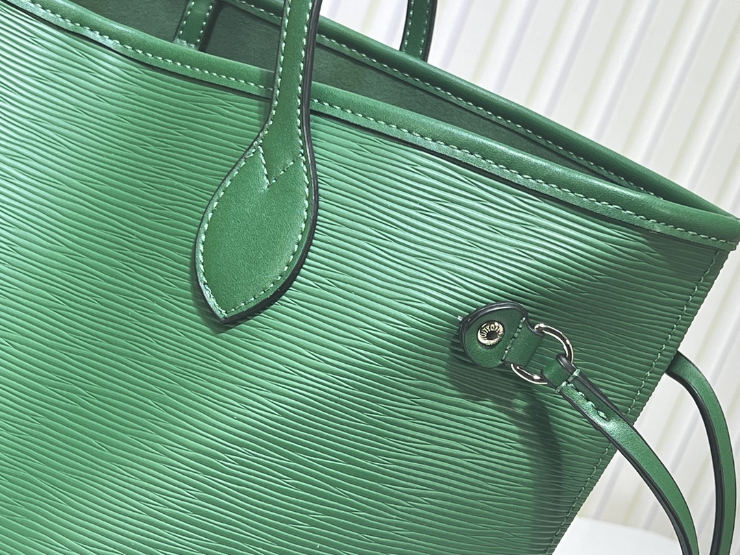 M12755、M12195。水玉波模様で、黒色、ブラウン、緑色、赤色のカラーがあります。M40995のEpiレザーを使用したNeverfullのミッドサイズのハンドバッグです。 