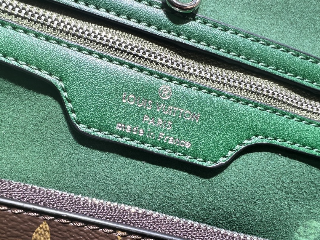 M12755、M12195。水玉波模様で、黒色、ブラウン、緑色、赤色のカラーがあります。M40995のEpiレザーを使用したNeverfullのミッドサイズのハンドバッグです。 