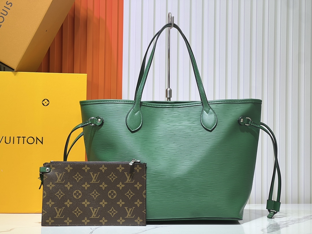 M12755、M12195。水玉波模様で、黒色、ブラウン、緑色、赤色のカラーがあります。M40995のEpiレザーを使用したNeverfullのミッドサイズのハンドバッグです。 