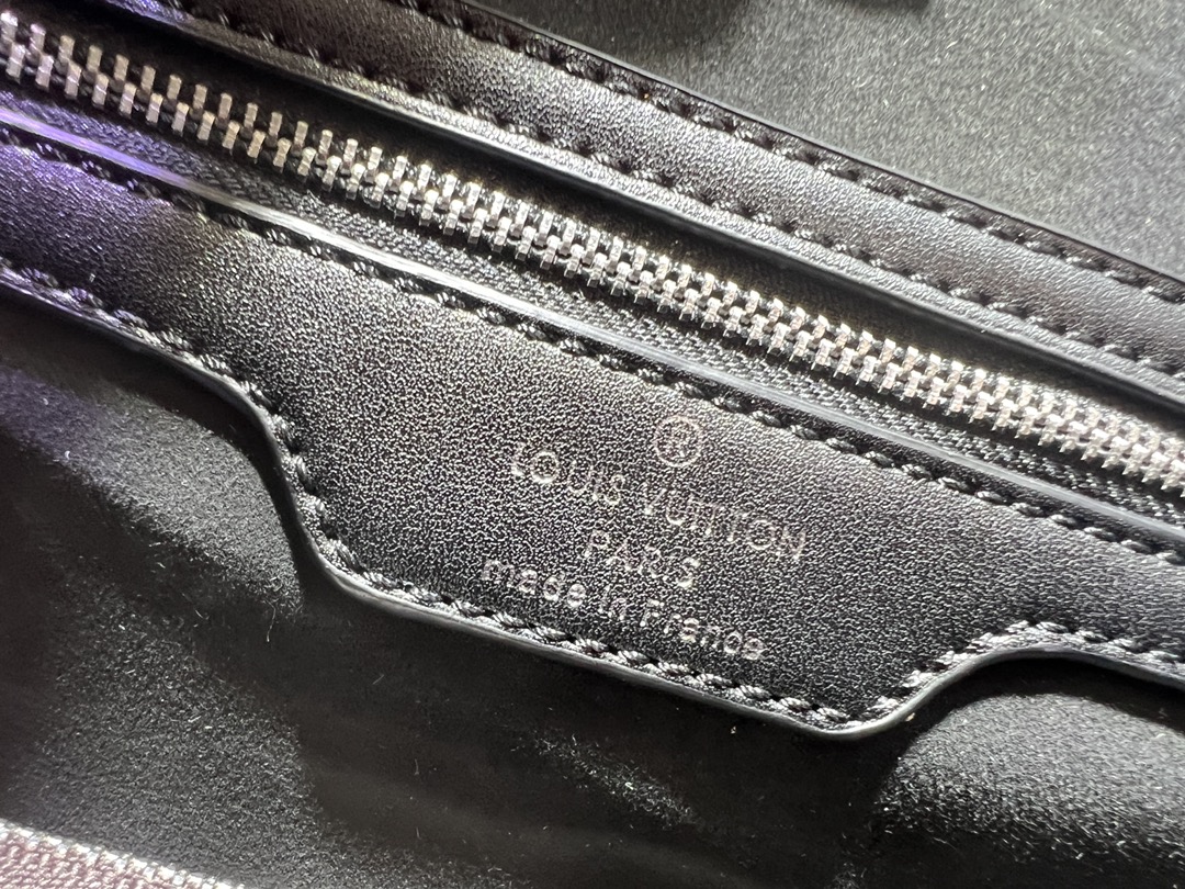 M12755、M12195。水玉波模様で、黒色、ブラウン、緑色、赤色があります。M40995のEpiレザーは、Neverfull のミッドサイズ（MM）ハンドバッグに使用されています。 