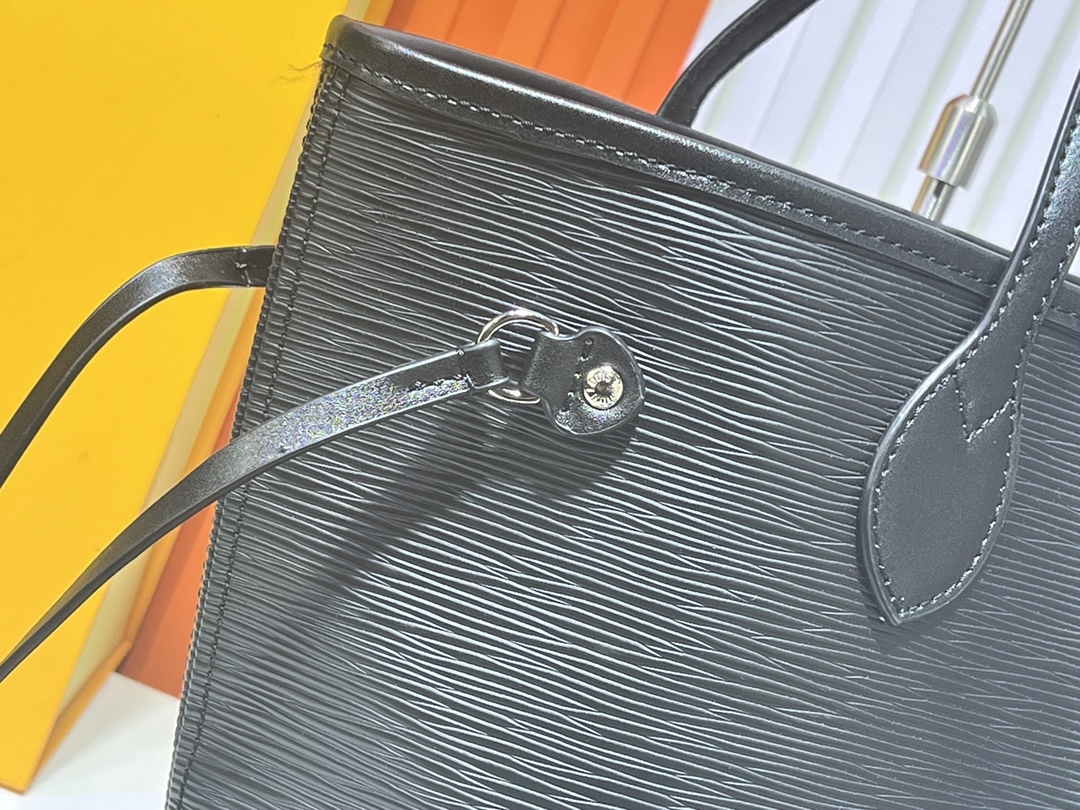 M12755、M12195。水玉波模様で、黒色、ブラウン、緑色、赤色があります。M40995のEpiレザーは、Neverfull のミッドサイズ（MM）ハンドバッグに使用されています。 