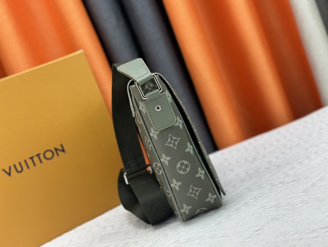 このルイヴィトンの限定男性用ポストマンバッグシリーズは、P150 アップグレード版、M11593、M46255 のグラデーショングリーンとグラデーションブルーのアイテムから構成されており、魅力的なデザインと機能性を備えています。