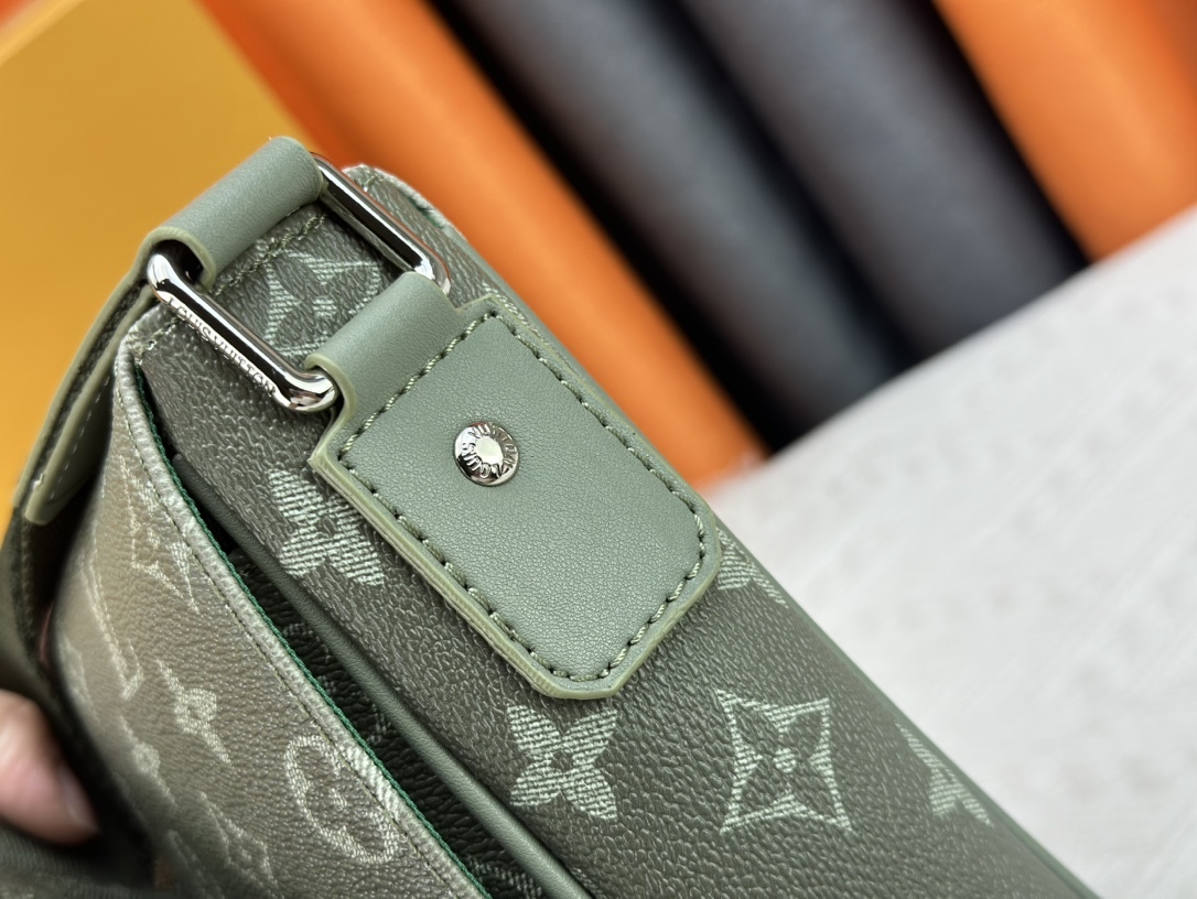このルイヴィトンの限定男性用ポストマンバッグシリーズは、P150 アップグレード版、M11593、M46255 のグラデーショングリーンとグラデーションブルーのアイテムから構成されており、魅力的なデザインと機能性を備えています。