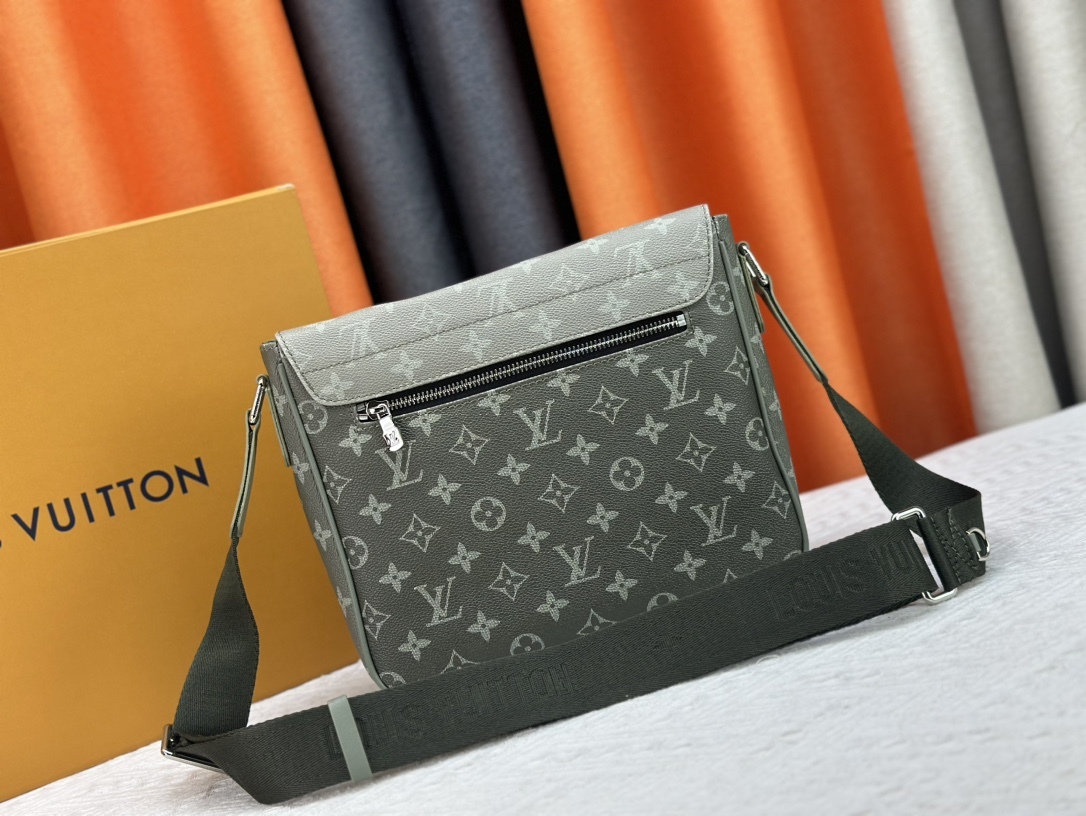 このルイヴィトンの限定男性用ポストマンバッグシリーズは、P150 アップグレード版、M11593、M46255 のグラデーショングリーンとグラデーションブルーのアイテムから構成されており、魅力的なデザインと機能性を備えています。