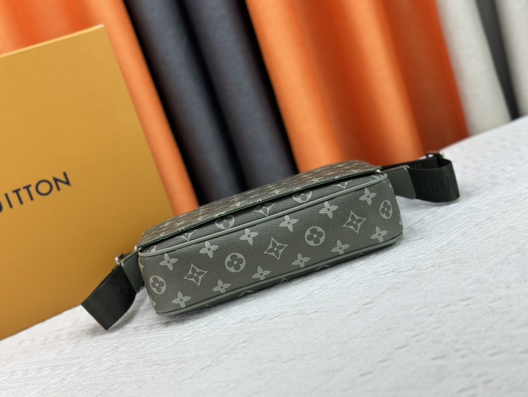 このルイヴィトンの限定男性用ポストマンバッグシリーズは、P150 アップグレード版、M11593、M46255 のグラデーショングリーンとグラデーションブルーのアイテムから構成されており、魅力的なデザインと機能性を備えています。