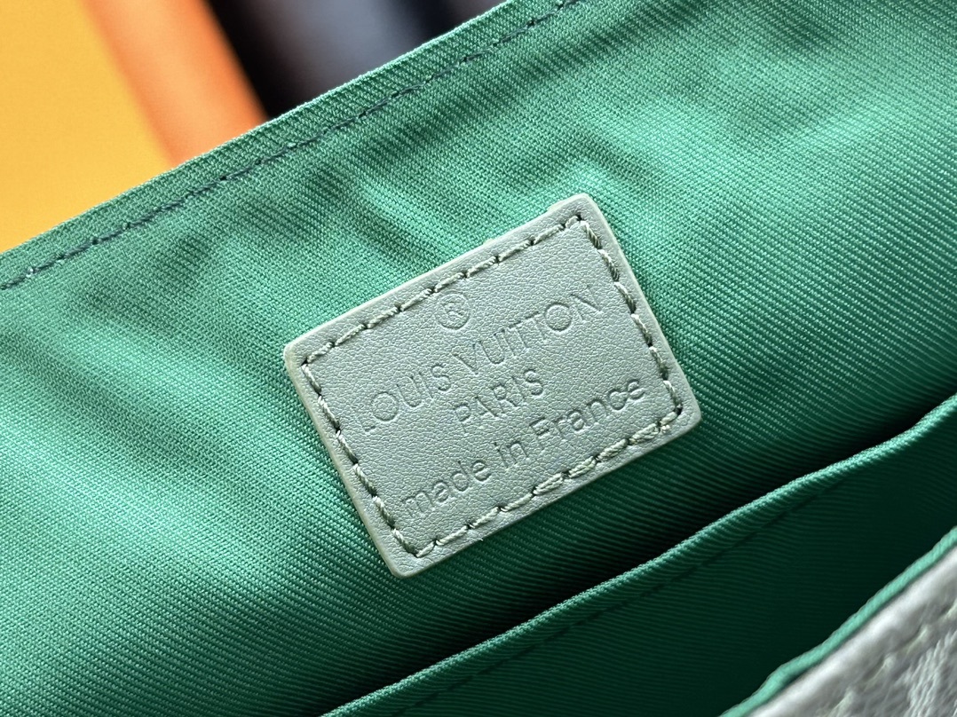 このルイヴィトンの限定男性用ポストマンバッグシリーズは、P150 アップグレード版、M11593、M46255 のグラデーショングリーンとグラデーションブルーのアイテムから構成されており、魅力的なデザインと機能性を備えています。