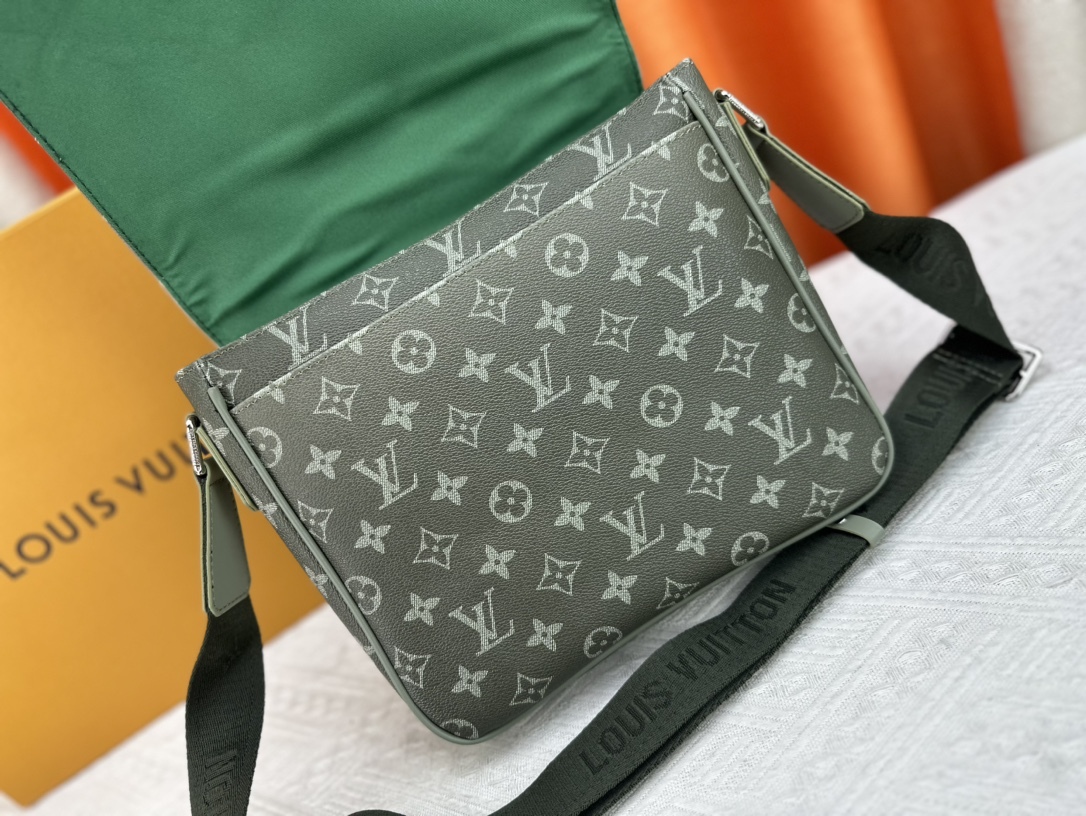 このルイヴィトンの限定男性用ポストマンバッグシリーズは、P150 アップグレード版、M11593、M46255 のグラデーショングリーンとグラデーションブルーのアイテムから構成されており、魅力的なデザインと機能性を備えています。