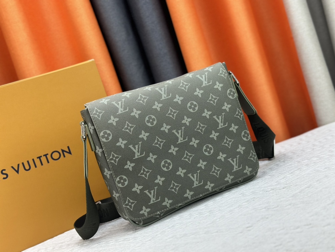 このルイヴィトンの限定男性用ポストマンバッグシリーズは、P150 アップグレード版、M11593、M46255 のグラデーショングリーンとグラデーションブルーのアイテムから構成されており、魅力的なデザインと機能性を備えています。