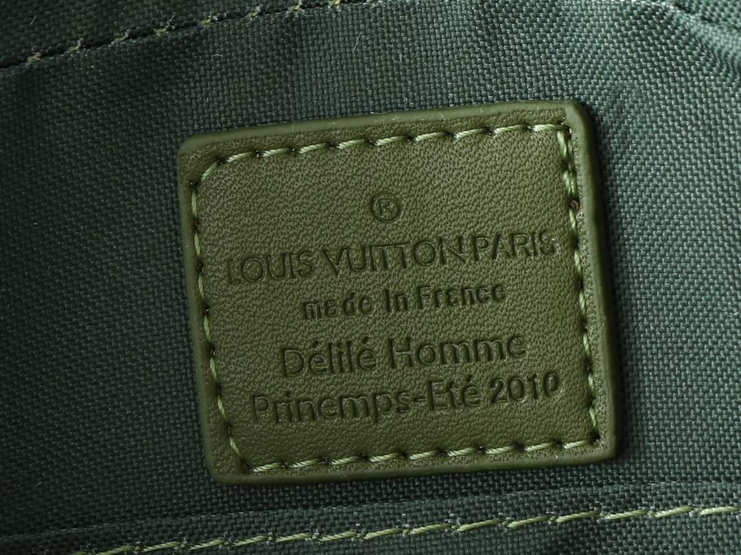 ルイヴィトンの M11592 と M69443 漸変色 男性用バッグ 3 点セットシリーズは、洗練されたデザインと機能性が魅力的です。