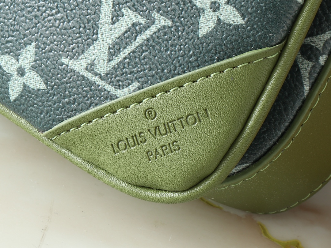 ルイヴィトンの M11592 と M69443 漸変色 男性用バッグ 3 点セットシリーズは、洗練されたデザインと機能性が魅力的です。