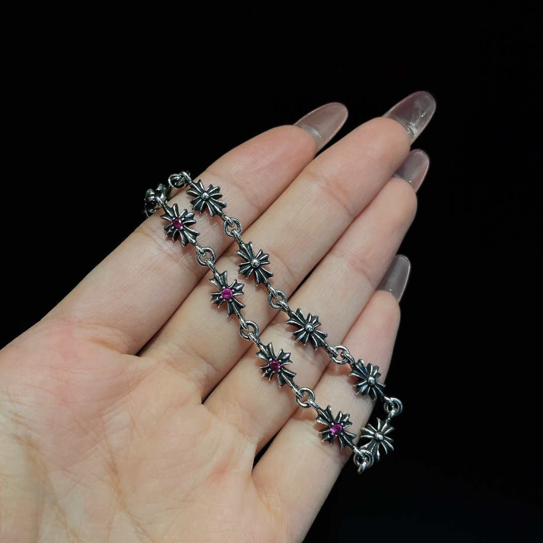 Chrome Hearts（クロム・ハーツ）の赤ダイヤモンドを飾った十字架ブレスレット
