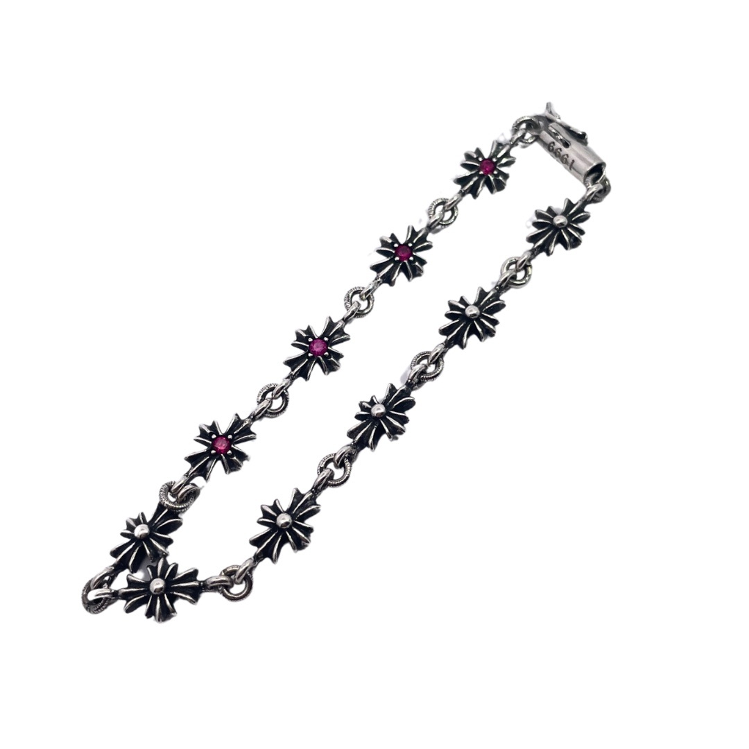 Chrome Hearts（クロム・ハーツ）の赤ダイヤモンドを飾った十字架ブレスレット