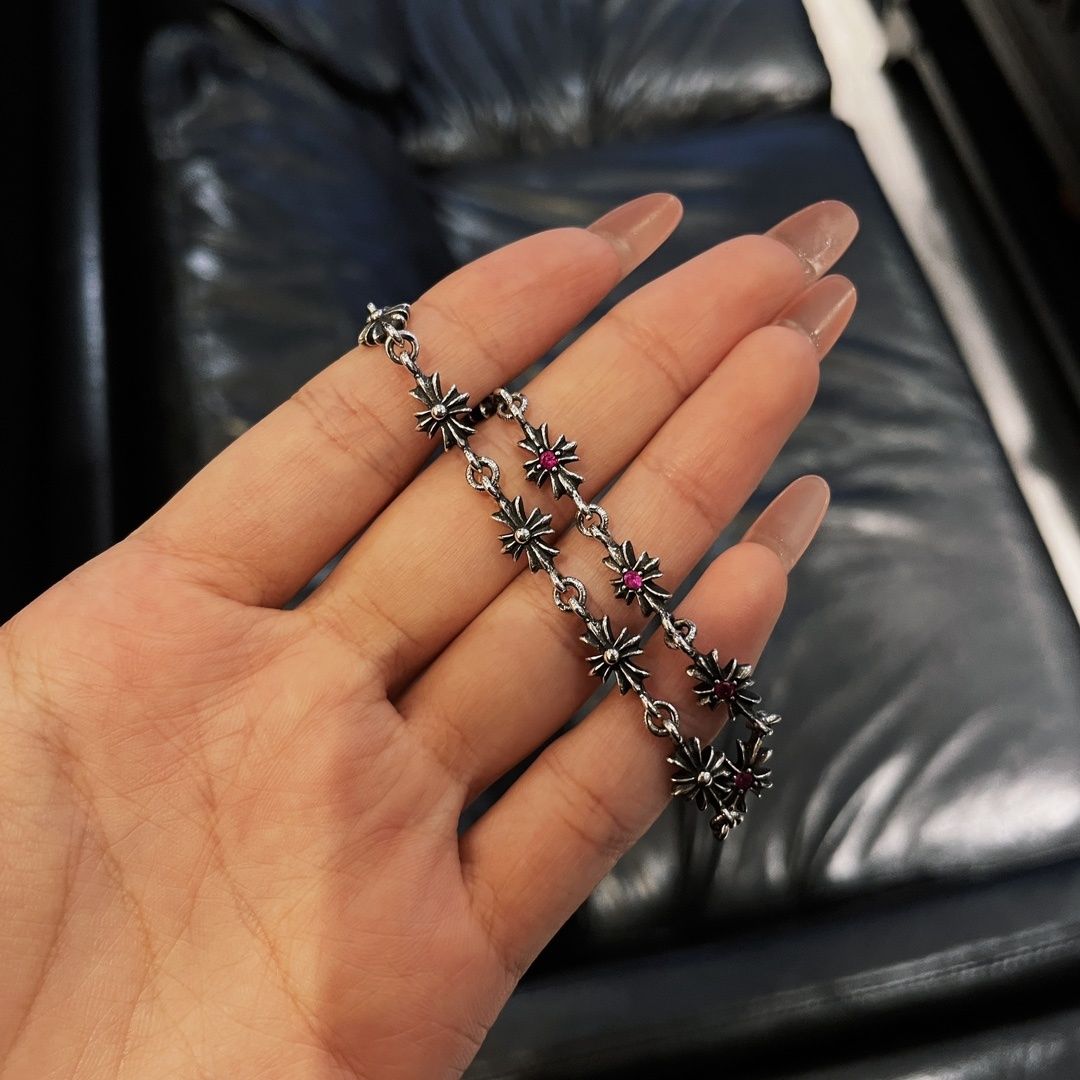 Chrome Hearts（クロム・ハーツ）の赤ダイヤモンドを飾った十字架ブレスレット
