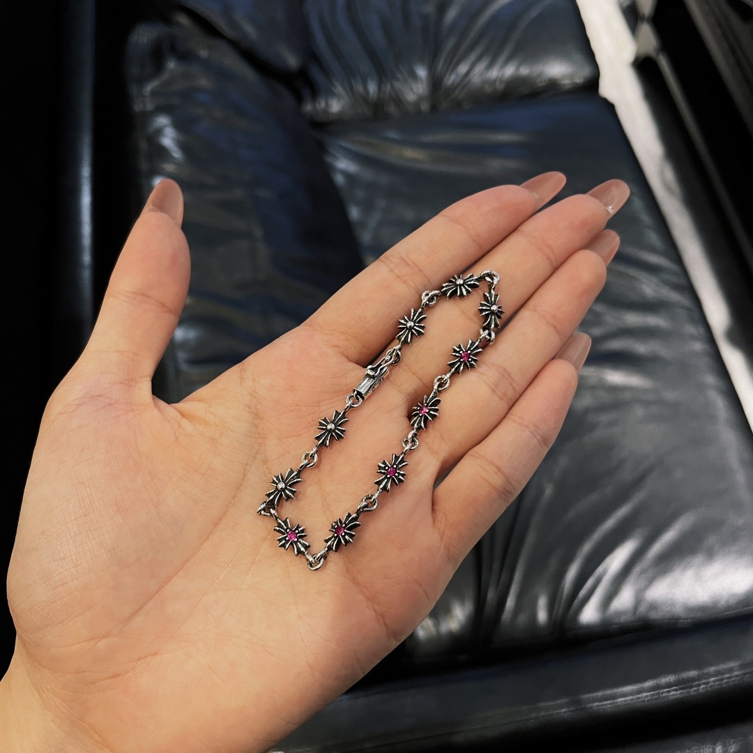 Chrome Hearts（クロム・ハーツ）の赤ダイヤモンドを飾った十字架ブレスレット