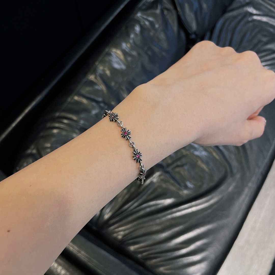 Chrome Hearts（クロム・ハーツ）の赤ダイヤモンドを飾った十字架ブレスレット