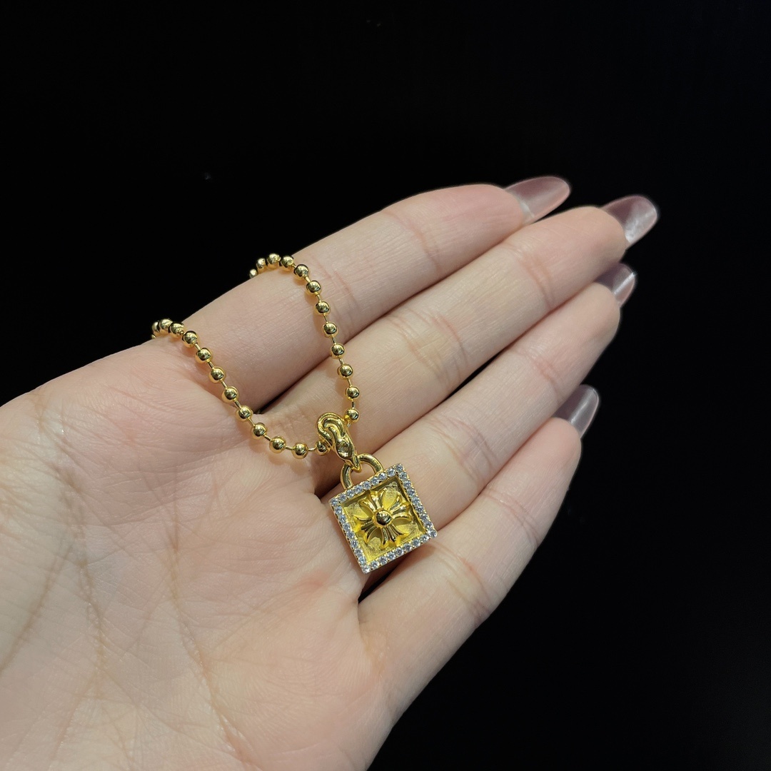 Chrome Hearts（クロム・ハーツ）の金メッキで全面に石を埋めたクロスフラワーの小さな四角形のタグ