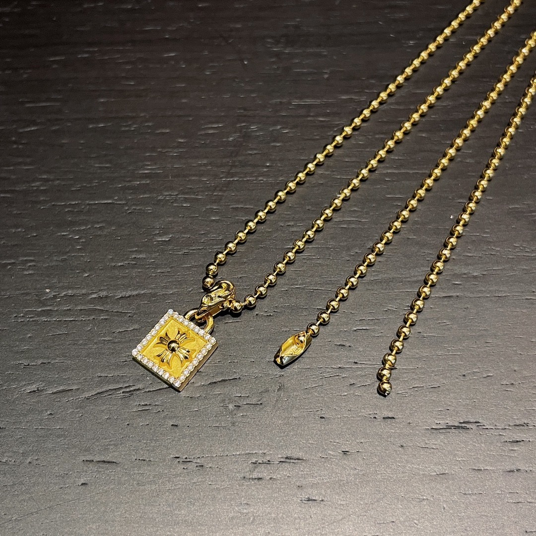 Chrome Hearts（クロム・ハーツ）の金メッキで全面に石を埋めたクロスフラワーの小さな四角形のタグ