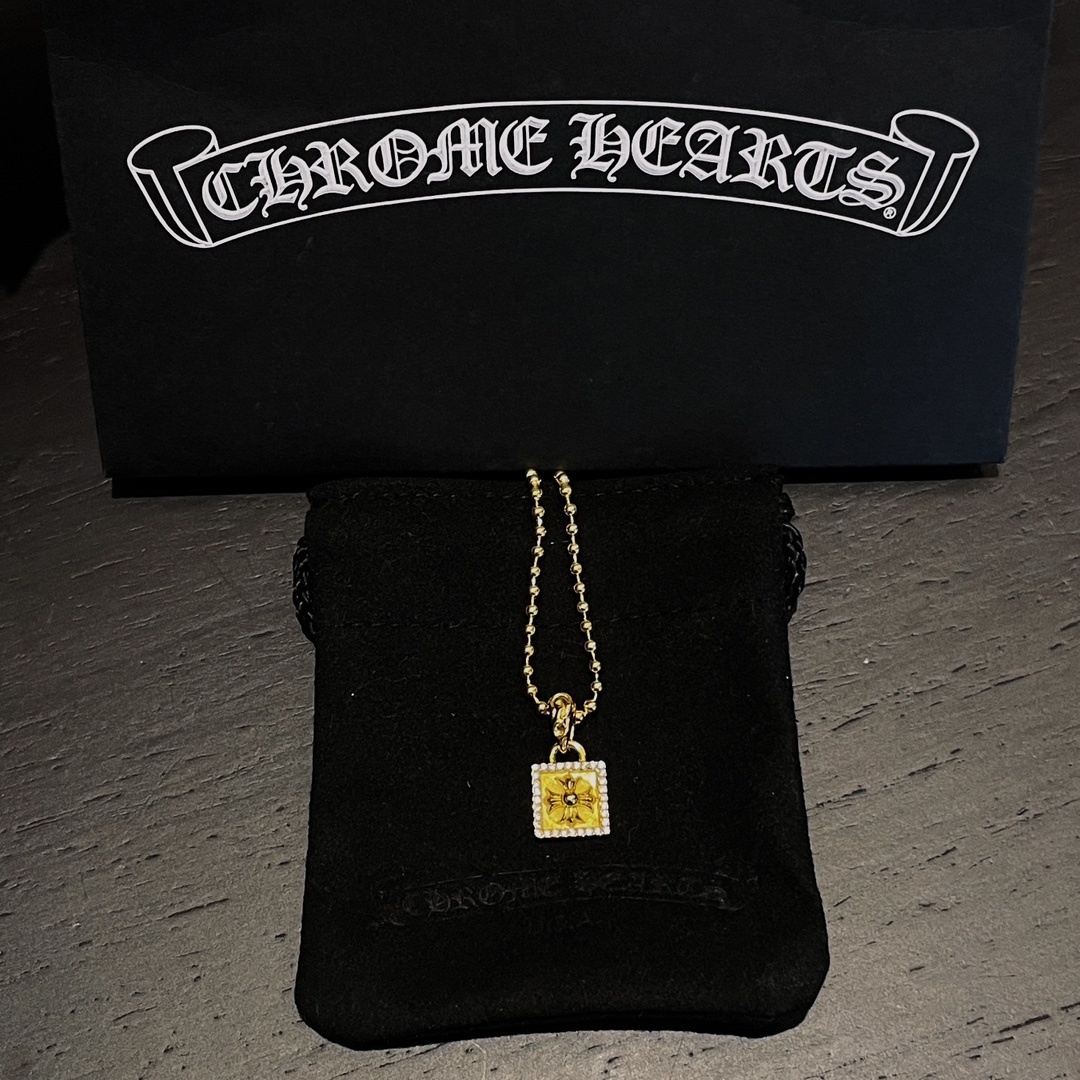 Chrome Hearts（クロム・ハーツ）の金メッキで全面に石を埋めたクロスフラワーの小さな四角形のタグ