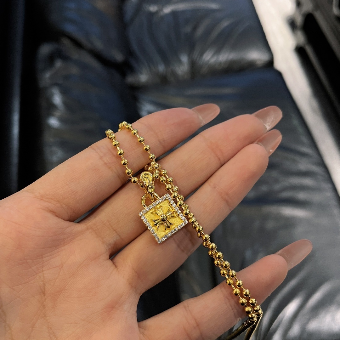 Chrome Hearts（クロム・ハーツ）の金メッキで全面に石を埋めたクロスフラワーの小さな四角形のタグ