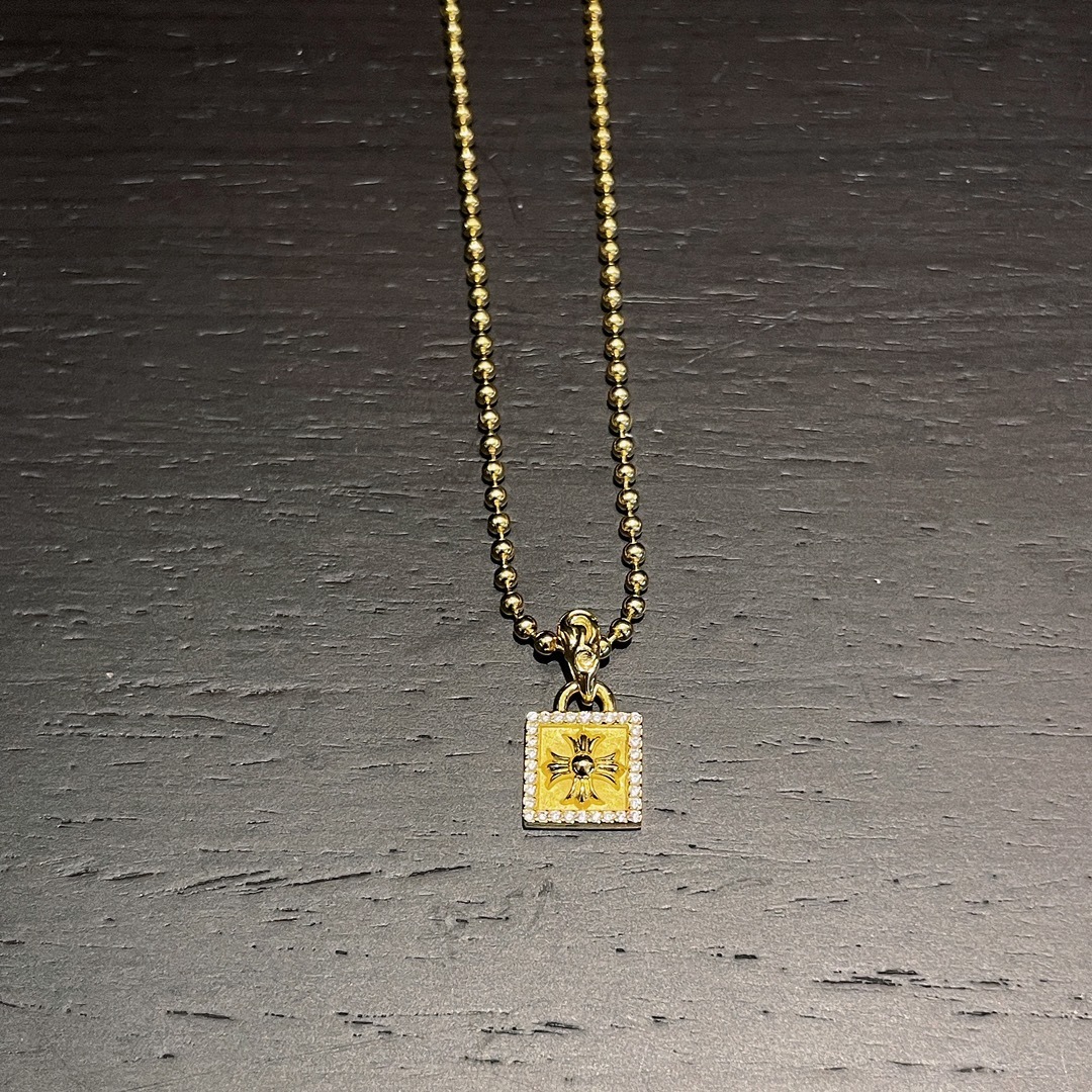 Chrome Hearts（クロム・ハーツ）の金メッキで全面に石を埋めたクロスフラワーの小さな四角形のタグ