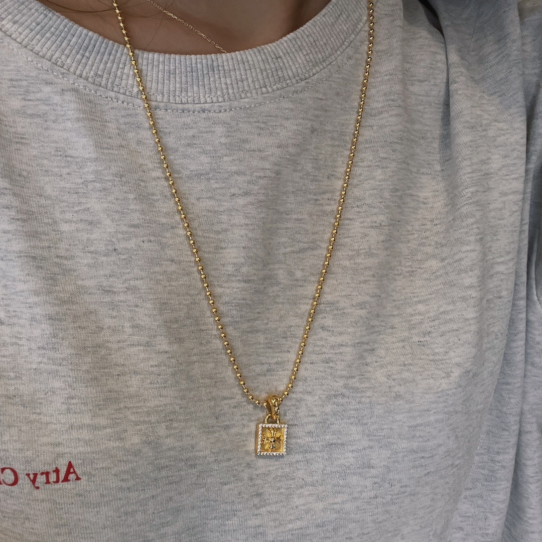 Chrome Hearts（クロム・ハーツ）の金メッキで全面に石を埋めたクロスフラワーの小さな四角形のタグ