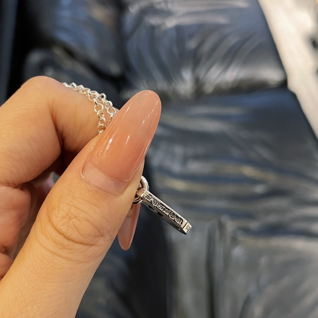 Chrome Hearts（クロム・ハーツ）の透かし彫りの十字架入りの小さなミリタリータグ