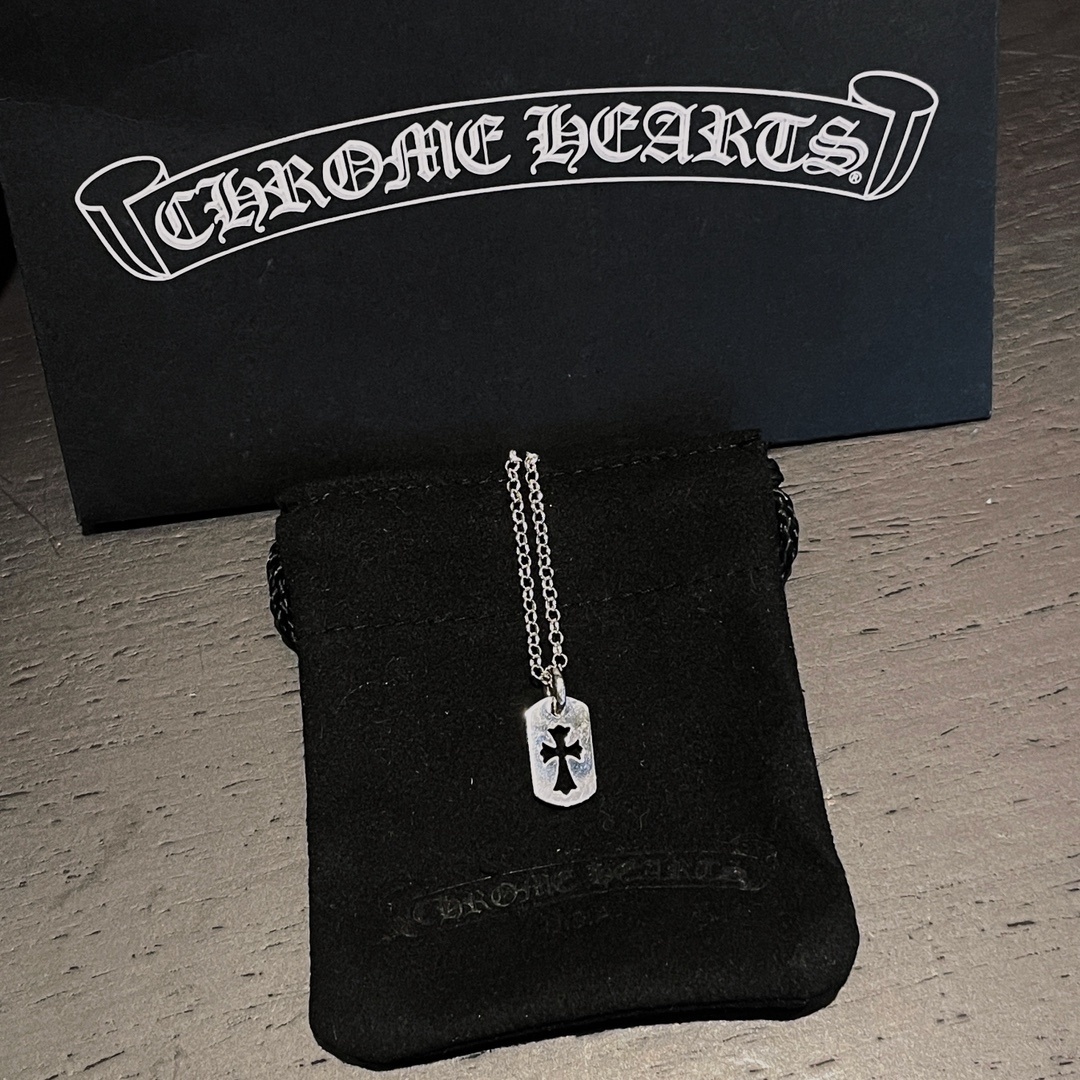 Chrome Hearts（クロム・ハーツ）の透かし彫りの十字架入りの小さなミリタリータグ