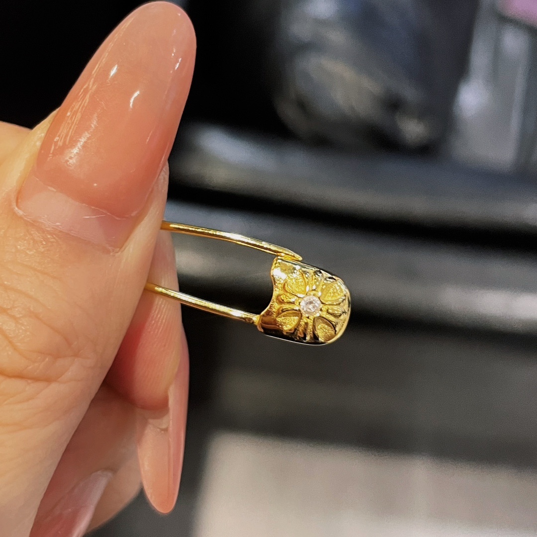 Chrome Hearts（クロム・ハーツ）の金メッキで石を飾ったピン