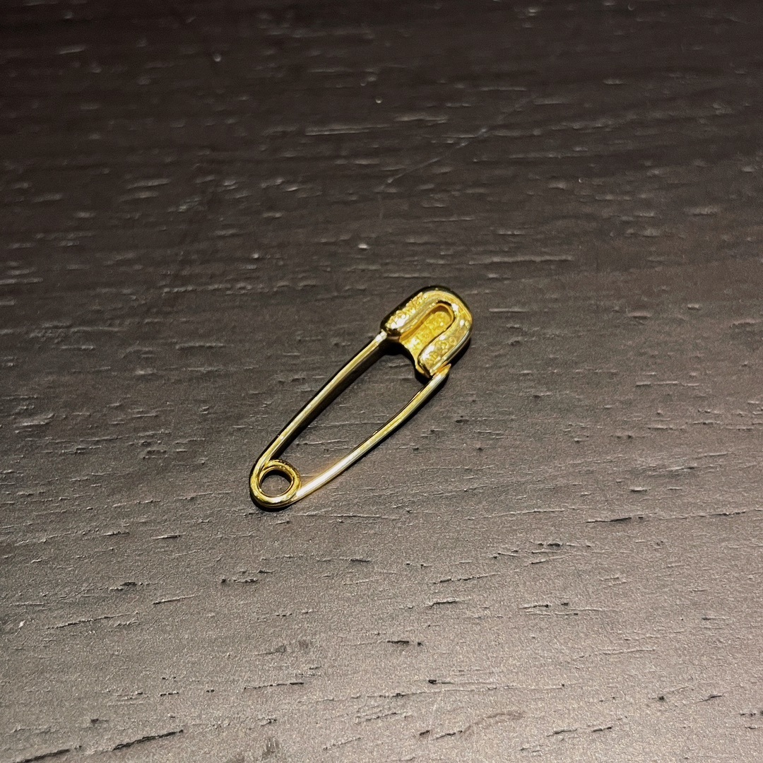 Chrome Hearts（クロム・ハーツ）の金メッキで石を飾ったピン